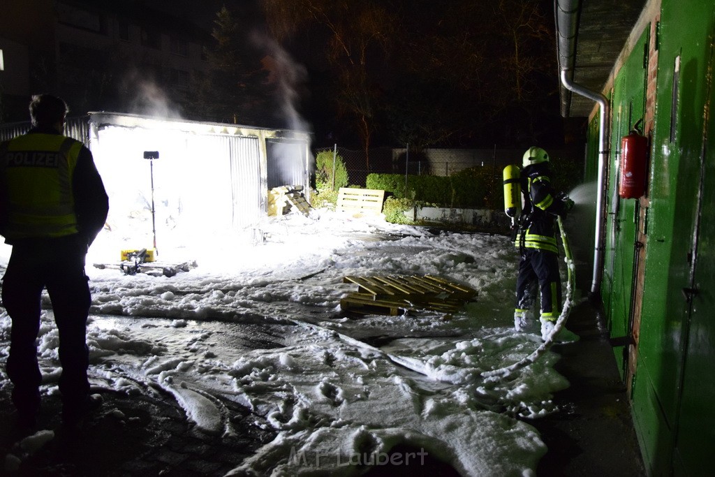 Feuer Hinterhof Garagen Koeln Hoehenberg Olpenerstr P065.JPG - Miklos Laubert